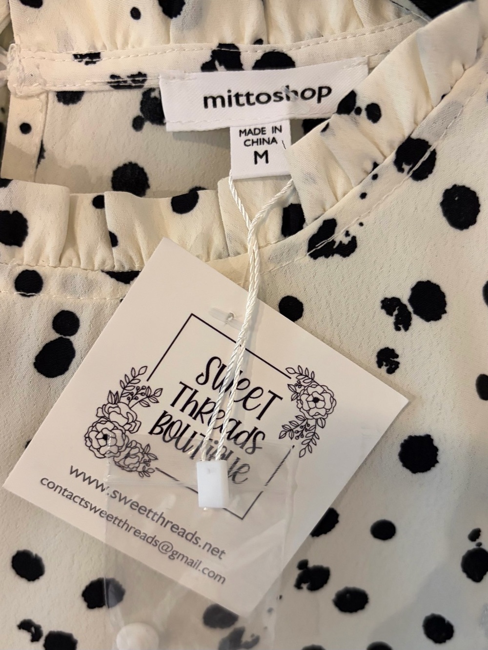 Mittoshop sleeveless blouse with ruffled neckline and black-on-white splatter M - Picture 2 of 3